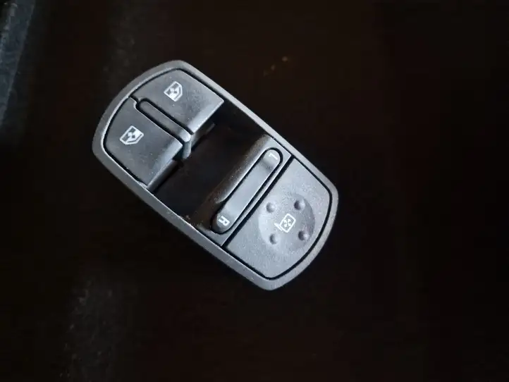 Opel Corsa D (2010 - 2014) 13258521AA Кнопка стеклоподъемников — фото 2
