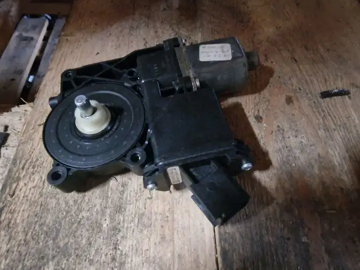 Opel Astra J (2009 - 2012) 915722104 Стеклоподъемник задней двери — фото 2