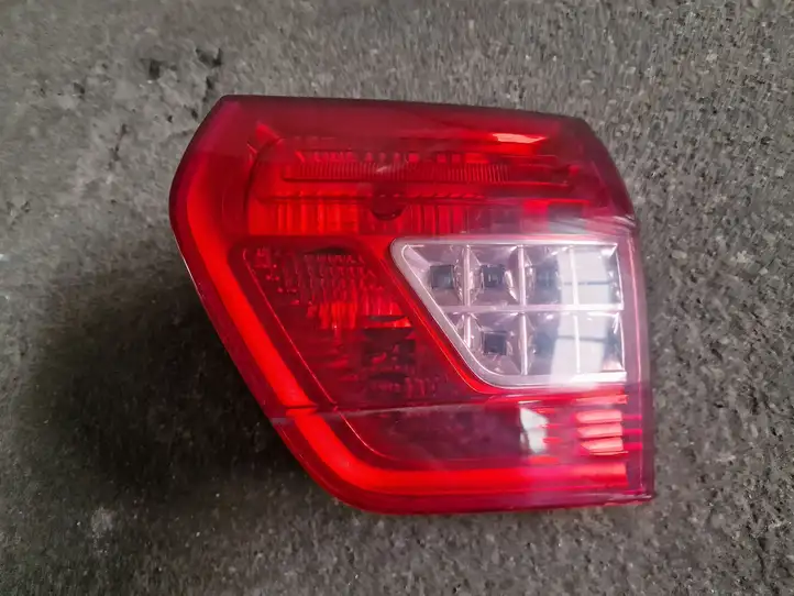 Citroen C5 (2008 - 2017) 9671811380 Задний фонарь в крышке багажника — фото 1