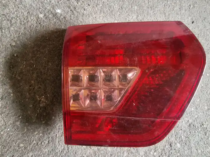 Citroen C5 (2008 - 2017) 9671811480 Задний фонарь в крышке багажника — фото 3