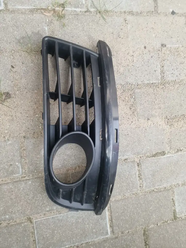 Volkswagen Jetta V (2005 - 2010) 1K0854661G Решетка противотуманной фары — фото 1