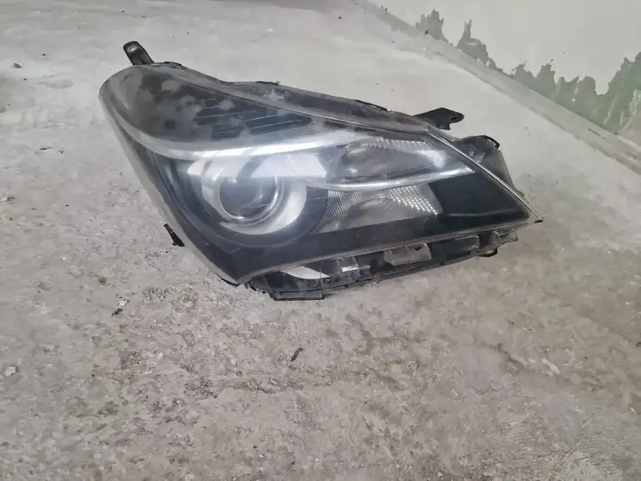 Toyota Yaris (2014 - 2019) Передняя фара — фото 4
