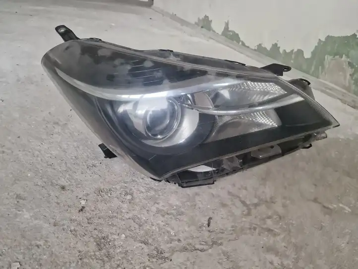 Toyota Yaris (2014 - 2019) Передняя фара — фото 6