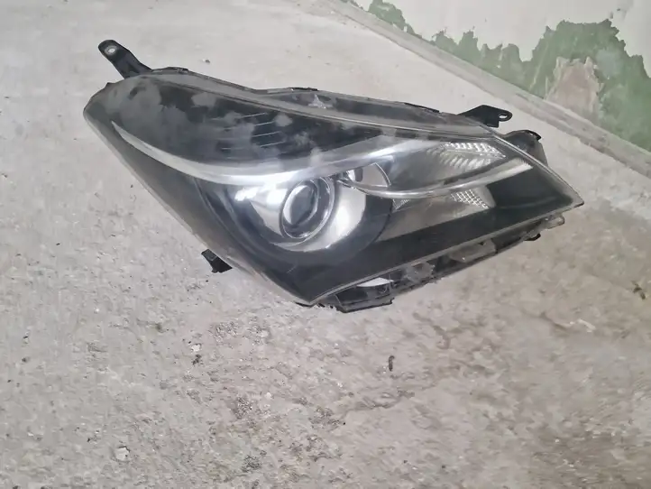 Toyota Yaris (2014 - 2019) Передняя фара — фото 7
