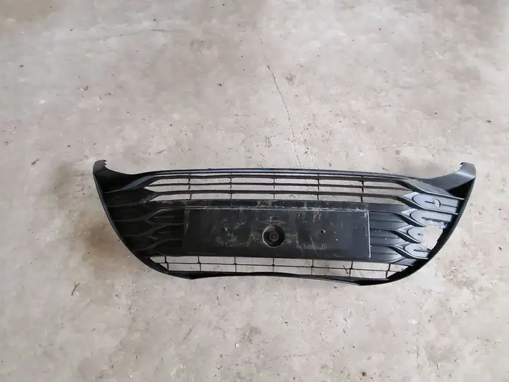 Toyota Yaris (2014 - 2019) 531020D120 Верхняя решетка радиатора — фото 1