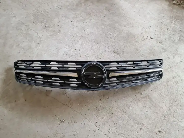 Opel Zafira C (2016 - 2019) 9833128677 Верхняя решетка радиатора — фото 1