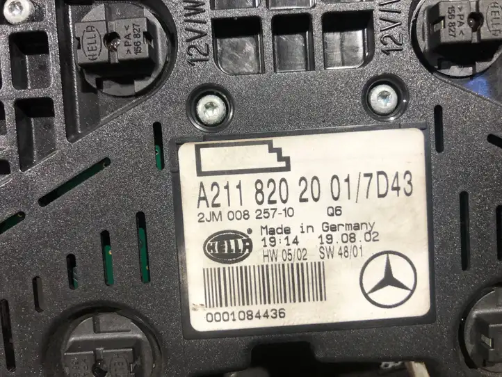 Mercedes-Benz E W211 (2002 - 2009) A2118202001 Задняя подсветка — фото 3