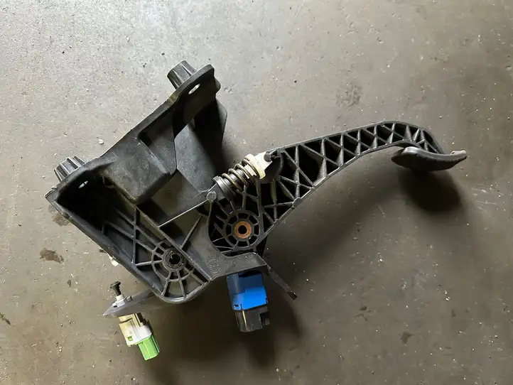 Dacia Lodgy (2012 - 2021) 465038135r Тормозная педаль — фото 3