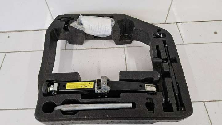 Audi A4 (2007 - 2011)  8T0012109A Ящик для инструментов