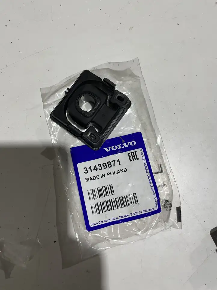 Volvo XC60 (2017 - ) 31439871 Кронштейн панели радиатора — фото 1