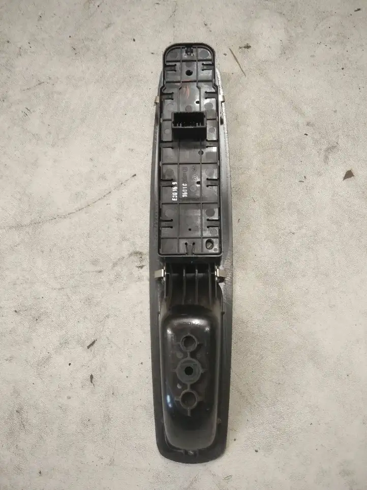 Renault Kadjar (2015 - 2018) 809610016R Кнопка стеклоподъемников — фото 2