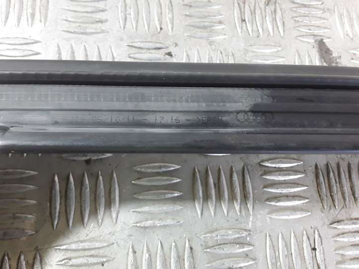Audi A4 allroad (2009 - 2011)  8K9839439F Уплотнительная резина стекла задней двери