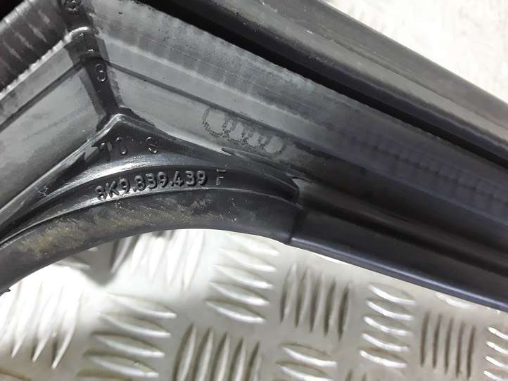 Audi A4 allroad (2009 - 2011)  8K9839439F Уплотнительная резина стекла задней двери