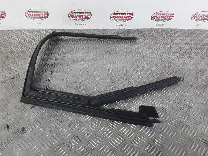 Audi A4 allroad (2009 - 2011)  8K9839439F Уплотнительная резина стекла задней двери