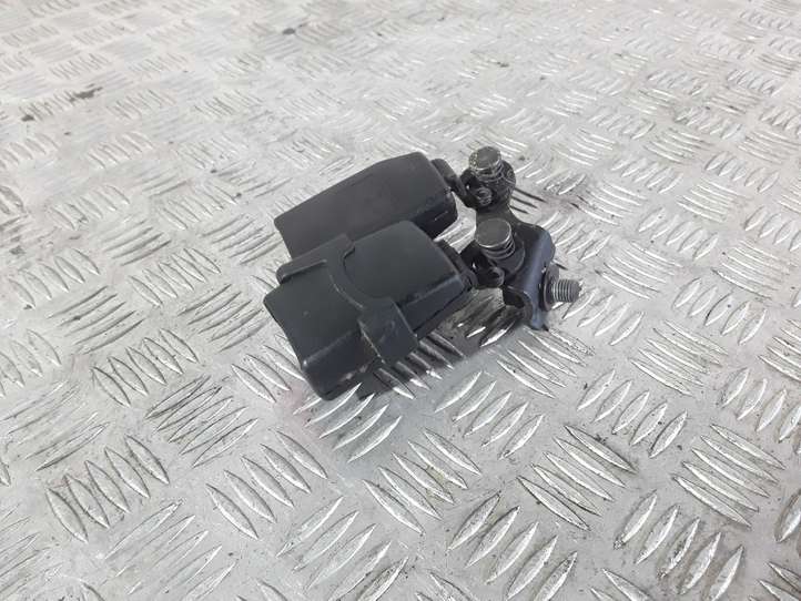 Audi A4 allroad (2009 - 2011)  8K0857739B Задний средний замок ремня