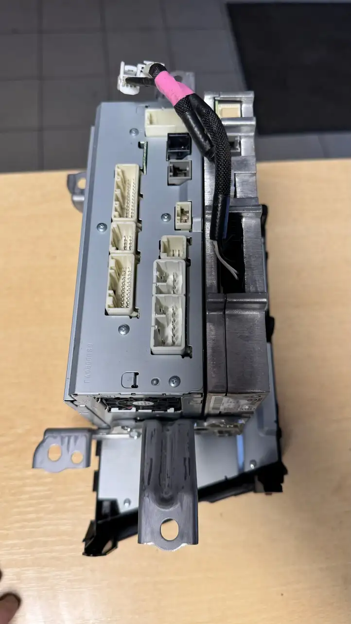 Toyota Prius+ (ZVW40) (2011 - 2018) 8643160272 Магнитола / мультимедийная система — фото 2