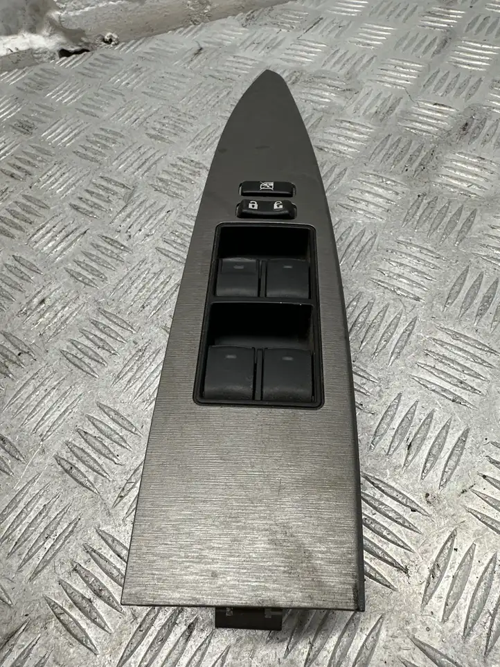 Toyota Avensis T270 (2009 - 2012) 7423205210 Блок кнопок стеклоподъемников — фото 1