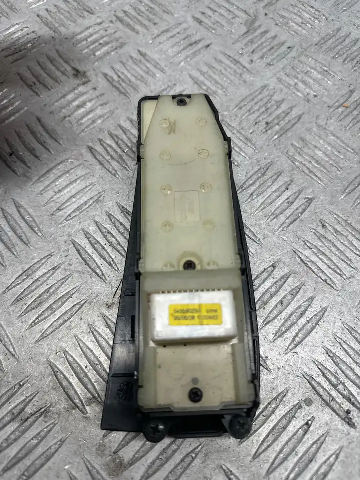 Toyota Avensis T250 (2006 - 2009) 8480205220B0 Блок кнопок стеклоподъемников — фото 2