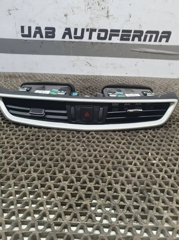 Nissan Qashqai (2013 - 2017) 687504EA0A Центральный воздушный дефлектор — фото 2