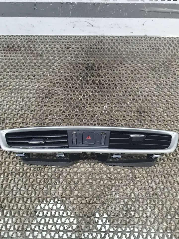 Nissan Qashqai (2013 - 2017) 687504EA0A Центральный воздушный дефлектор — фото 3