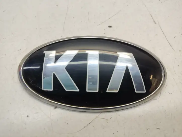 Kia Optima (2015 - 2018) Эмблема производителя — фото 1