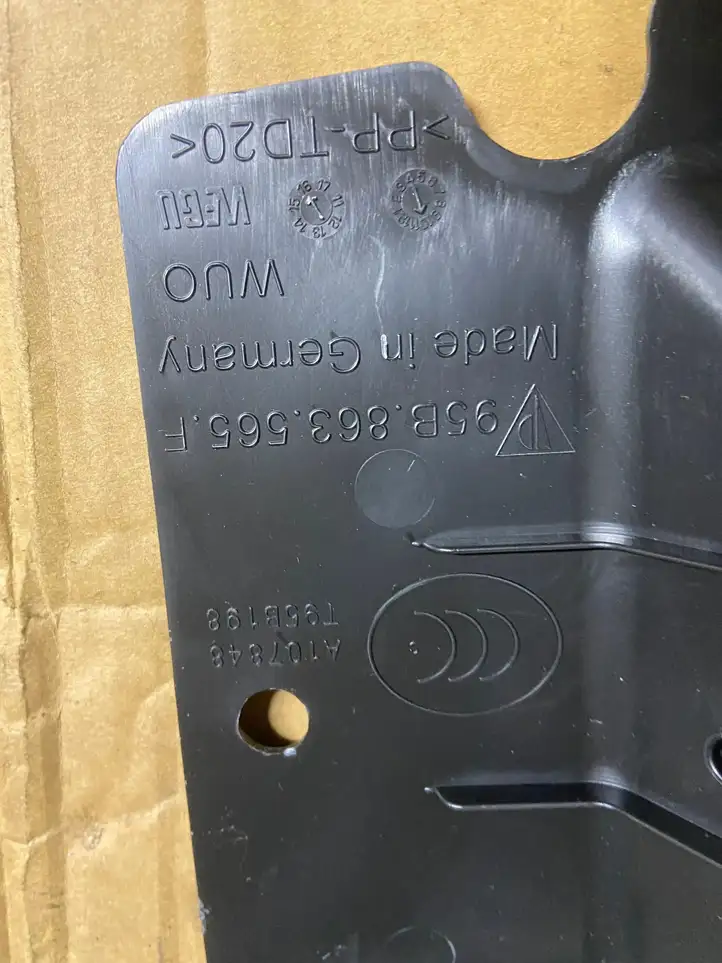 Porsche Macan (95B) (2014 - 2018) 95B863565F Крышка ящика аккумулятора — фото 3
