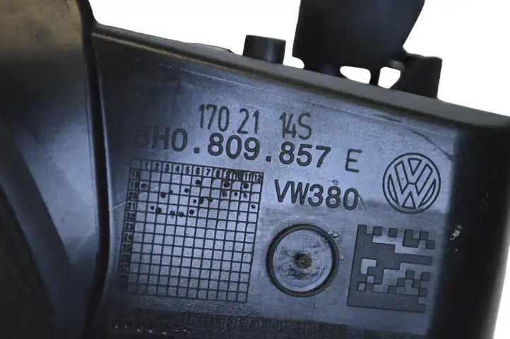 Volkswagen Golf VIII (2019 - ) 5H0809857E Отделка лючка топливного бака — фото 5
