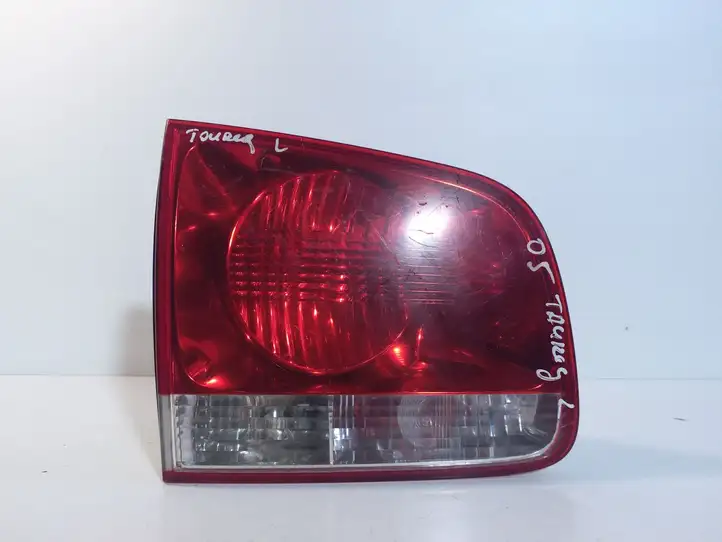 Volkswagen Touareg I (2002 - 2010) 28269003 Задний фонарь в крышке багажника — фото 1