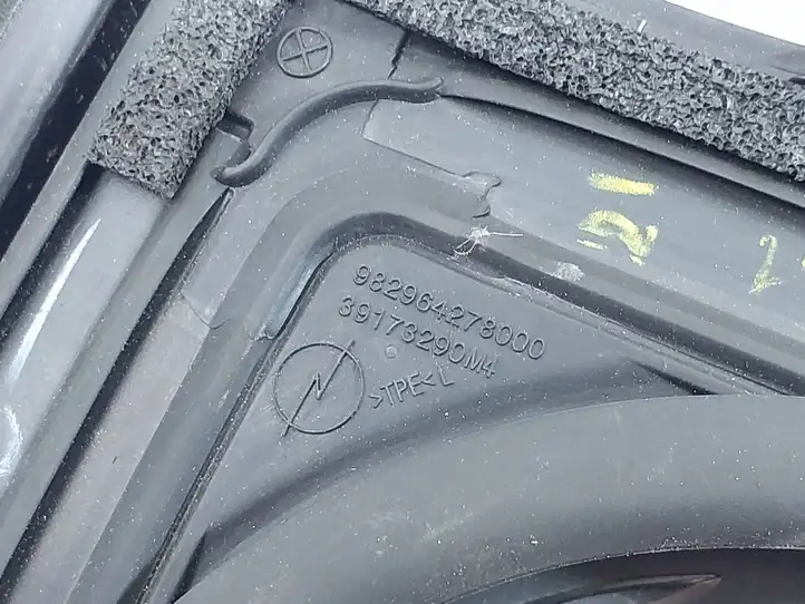 Opel Corsa F (2019 - ) 982964278000 Накладка стекла задней двери — фото 3