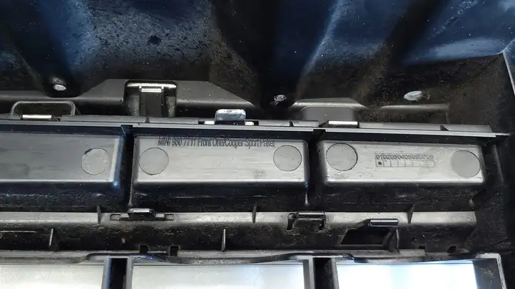 Mini Cooper Countryman R60 (2010 - 2016) 9807711 Верхняя решетка радиатора — фото 2