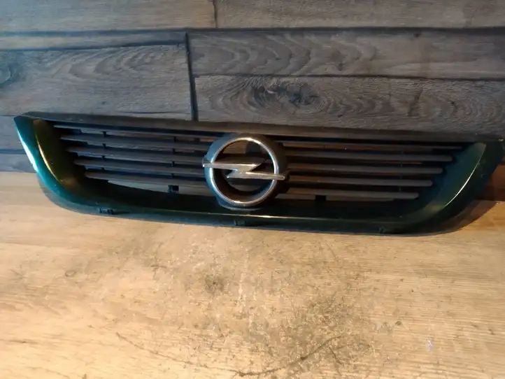 Opel Vectra B (1999 - 2002) Верхняя решетка радиатора — фото 1