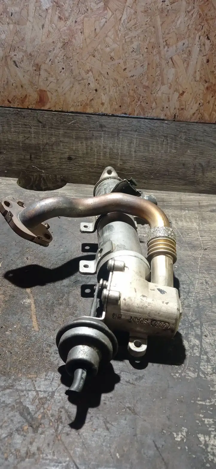 Audi A4 (2007 - 2011)  03L131512AB Охладитель EGR