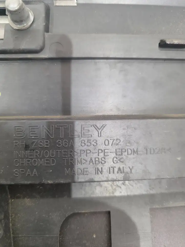 Bentley Bentayga (2015 - )  36A853072 Отделка (молдинг) передней двери