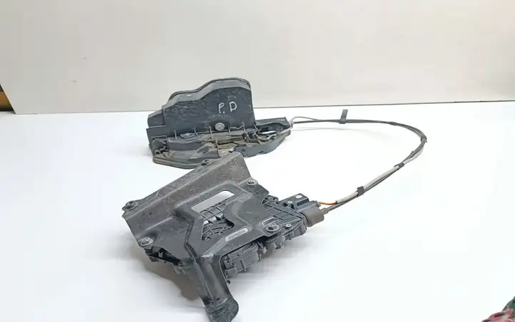 BMW 5 GT F07 (2010 - 2017)  7149436 Замок передней двери
