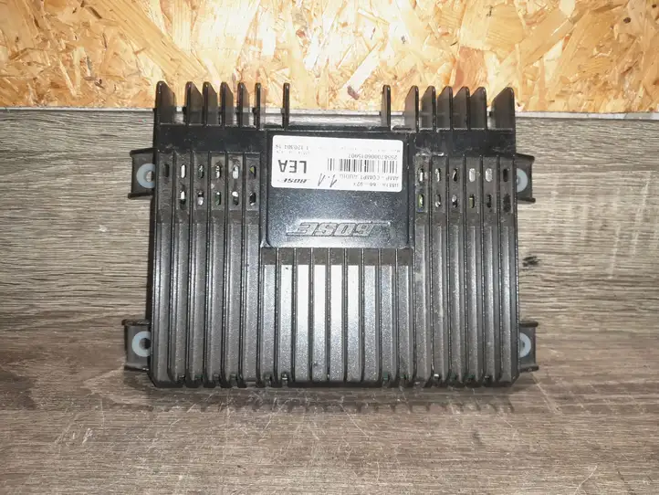 Mazda 6. (2005 - 2007)  GM1A6692X Звукоусилитель