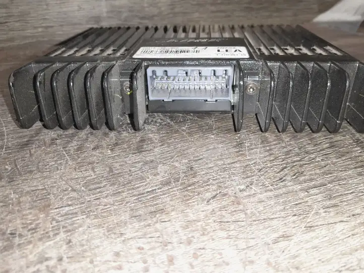 Mazda 6. (2005 - 2007)  GM1A6692X Звукоусилитель