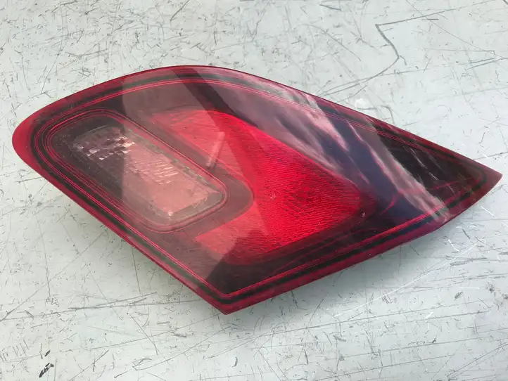 Opel Astra J (2009 - 2012) Задний фонарь в крышке багажника — фото 2