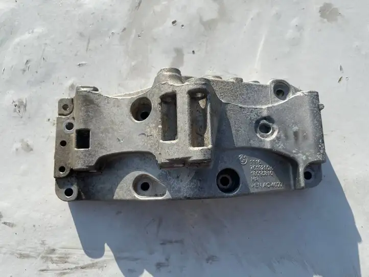 BMW 3 F30 F35 F31 (2012 - 2018) 7619250 Кронштейн генератора — фото 1