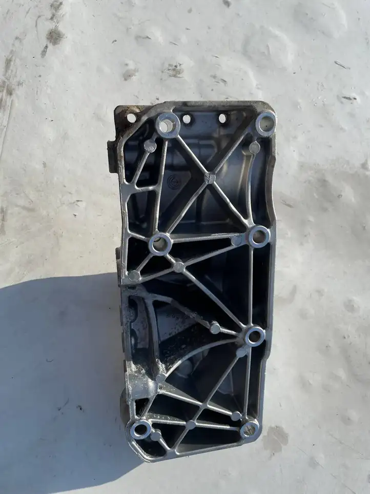 BMW 3 F30 F35 F31 (2012 - 2018) 7619250 Кронштейн генератора — фото 3