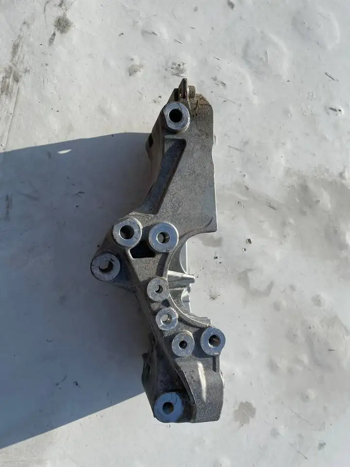 BMW 3 F30 F35 F31 (2012 - 2018) 7619250 Кронштейн генератора — фото 6