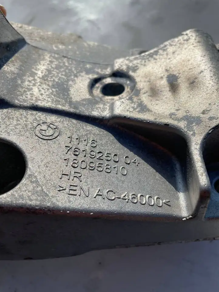 BMW 3 F30 F35 F31 (2012 - 2018) 7619250 Кронштейн генератора — фото 7