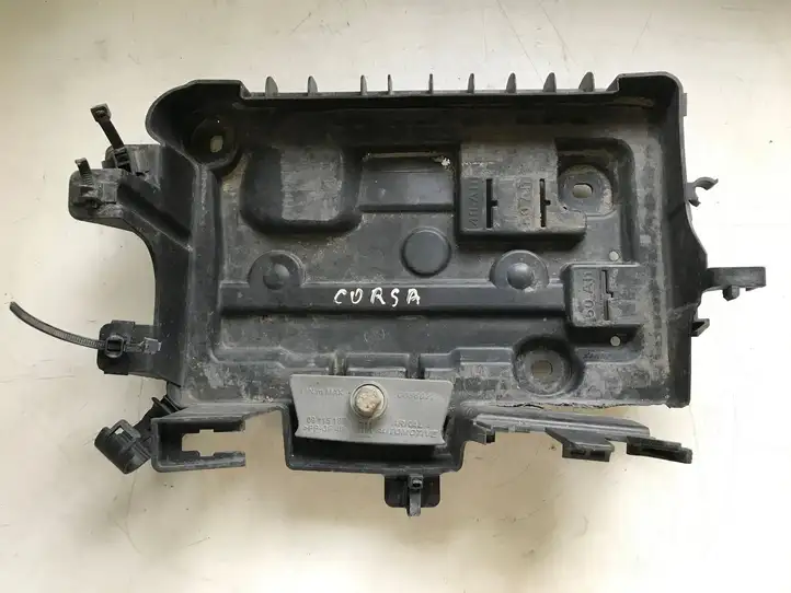 Opel Corsa D (2006 - 2010) 13235642 Крышка ящика аккумулятора — фото 1