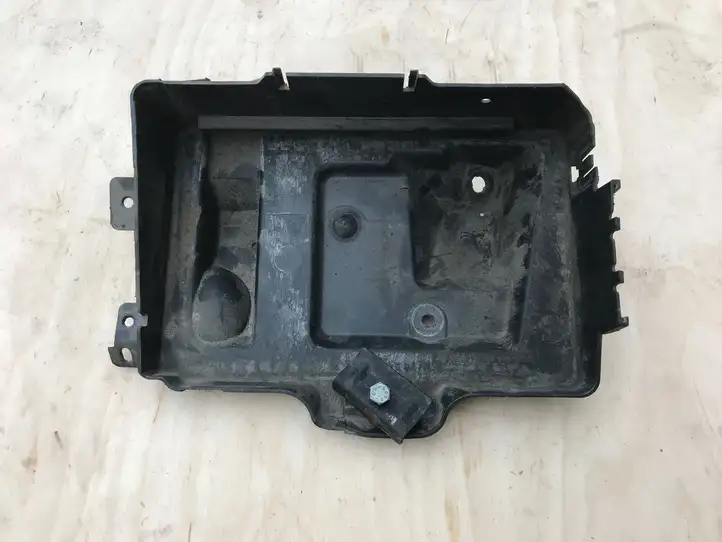 Opel Astra H (2004 - 2009) 13110827 Крышка ящика аккумулятора — фото 2