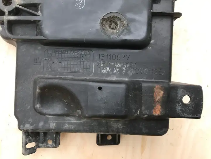 Opel Astra H (2004 - 2009) 13110827 Крышка ящика аккумулятора — фото 3