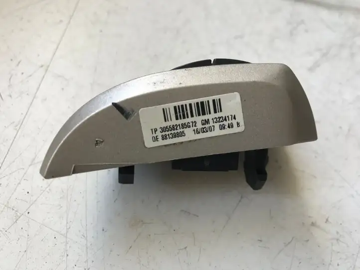 Opel Astra H (2004 - 2009) 13234174 Кнопки на рулевом колесе — фото 2
