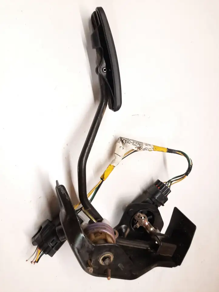 Toyota Avensis T250 (2003 - 2006) 8222305060 Педаль акселератора — фото 3