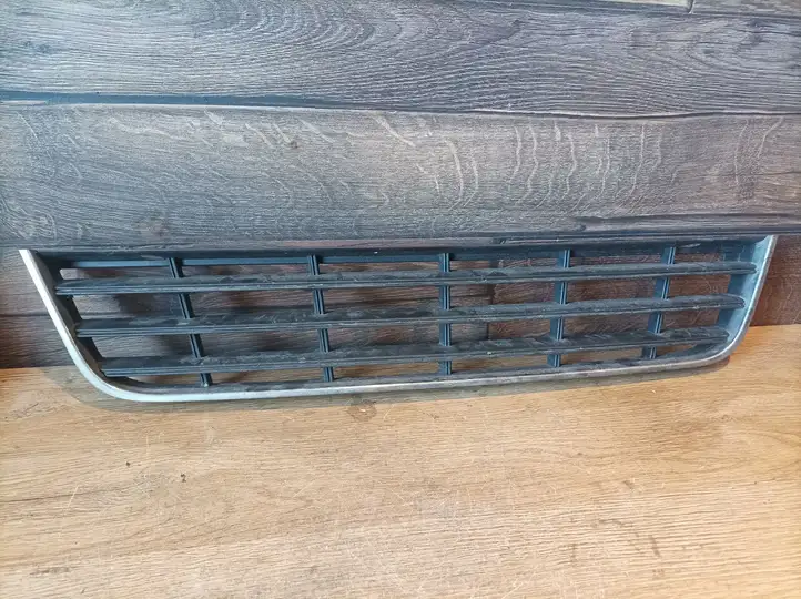 Volkswagen PASSAT B6 (2005 - 2010) 3C0853677 Верхняя решетка радиатора — фото 1