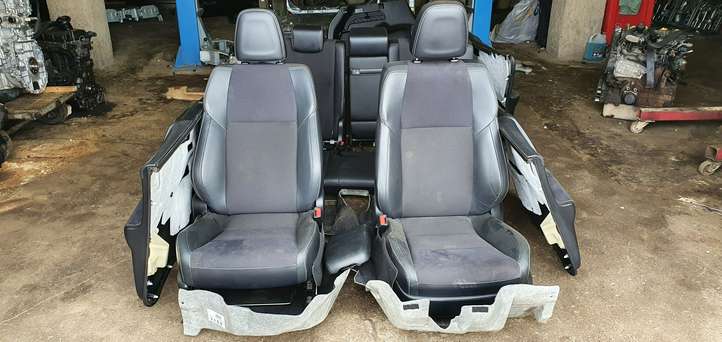 Toyota RAV 4 (XA40) (2012 - 2018)   Комплект салона