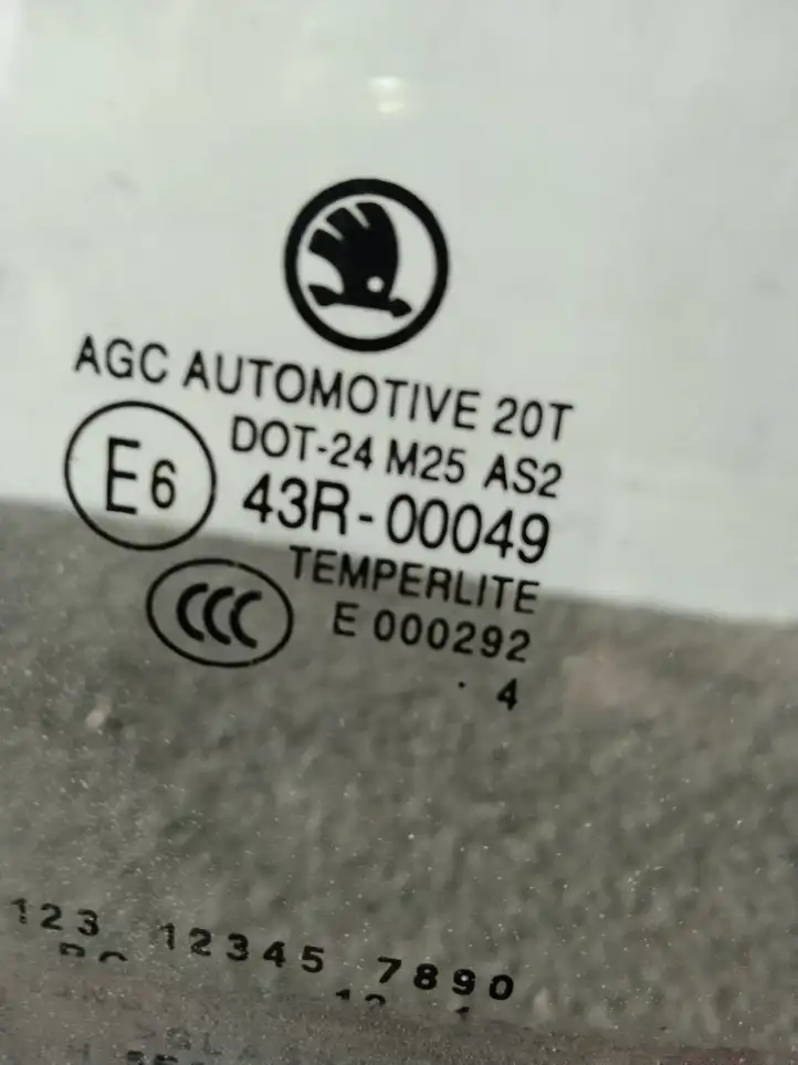 Skoda Octavia Mk3 (5E) (2013 - 2019) Стекло передней двери — фото 3