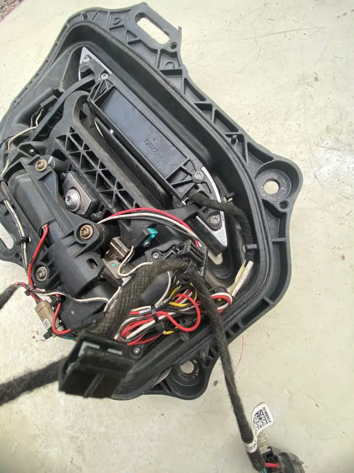 Tesla Model S (2012 - 2016) 100737500L Наружная ручка задней двери — фото 2